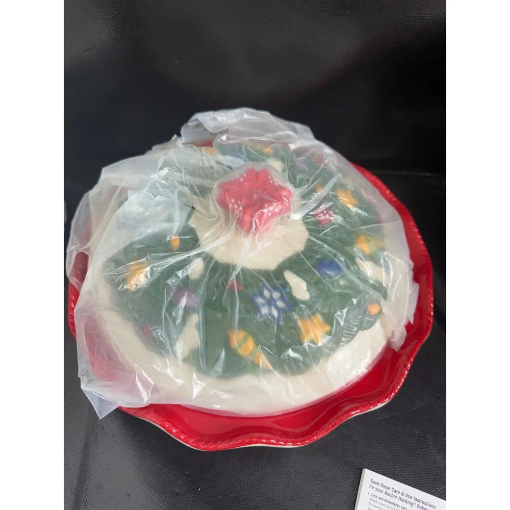 Temp-tations Figural Christmas Pie Dish with Wreath Lid Red Ceramic BakerPPP-HLD